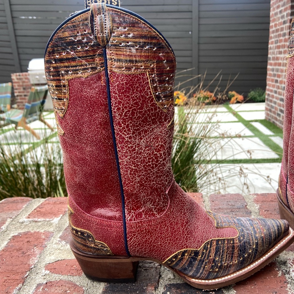Justin’s Boots Vera Red  Snip Toe Cowboy style L4454